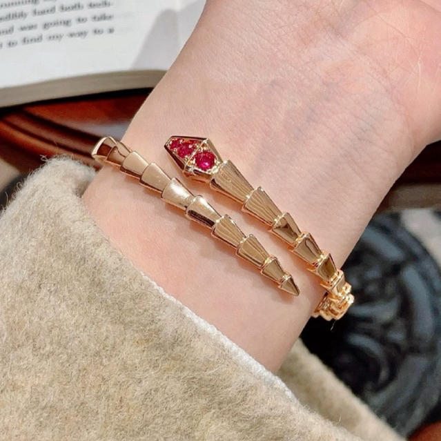 Serpenti Viper BraceletSerpenti Viper one-coil 18 kt rose gold bracelet set with full pavé diamonds