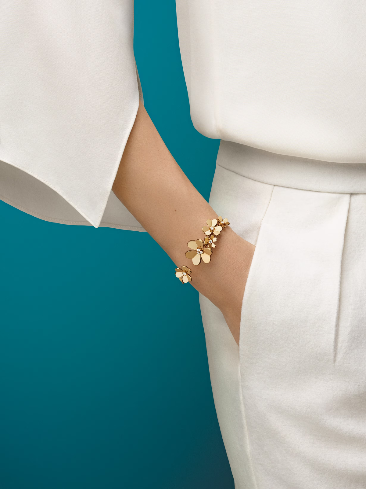 Frivole bracelet, 7 flowers, medium model