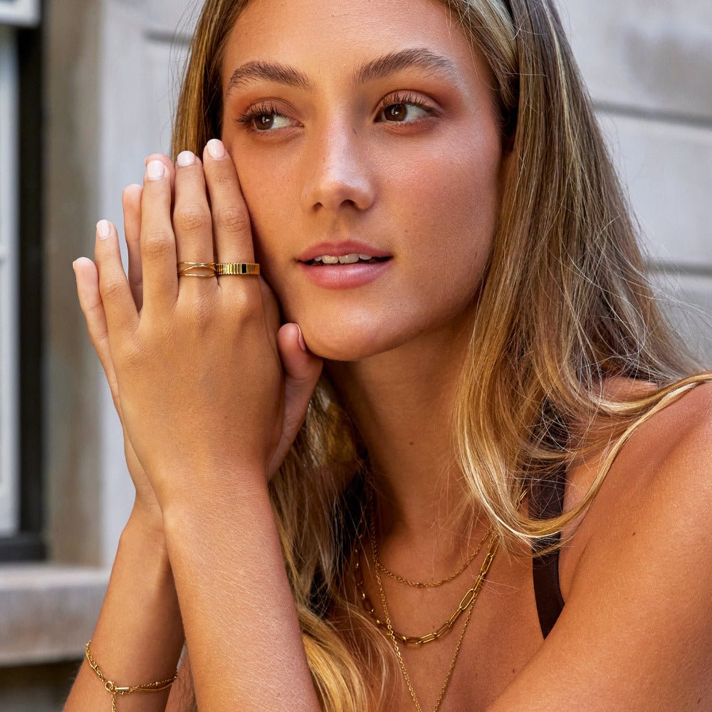 Black Crystal Ribbed Ring